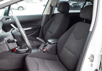 Подержанный автомобиль Peugeot 408 2014 года (9 фото)