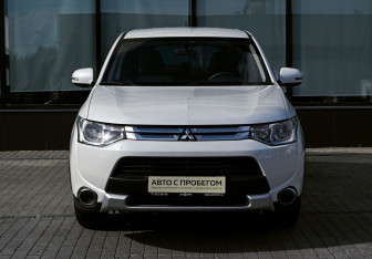 Подержанный автомобиль Mitsubishi Outlander 2014 года (8 фото)