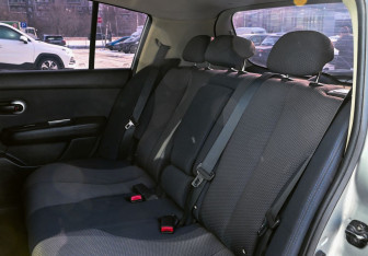 Подержанный автомобиль Nissan Tiida Hatchback 2008 года (18 фото)