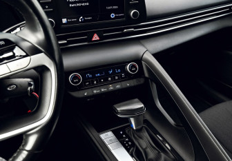 Подержанный автомобиль Hyundai Elantra Sedan 2021 года (9 фото)