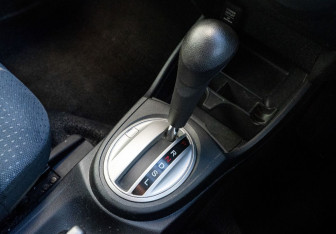 Подержанный автомобиль Honda Fit 2008 года (12 фото)