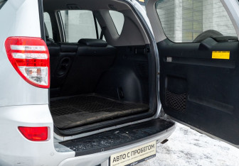 Подержанный автомобиль Toyota RAV4 2010 года (18 фото)