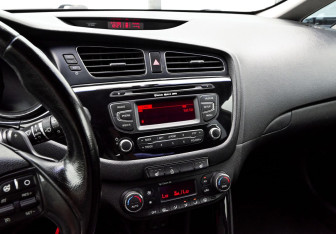 Подержанный автомобиль Kia Ceed Hatchback 2012 года (10 фото)