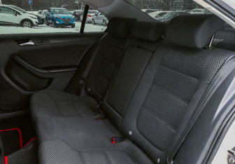 Подержанный автомобиль Volkswagen Jetta Sedan 2013 года (15 фото)