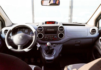 Подержанный автомобиль Peugeot Partner 2012 года (16 фото)