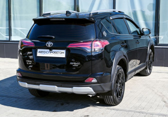 Подержанный автомобиль Toyota RAV4 2017 года (5 фото)