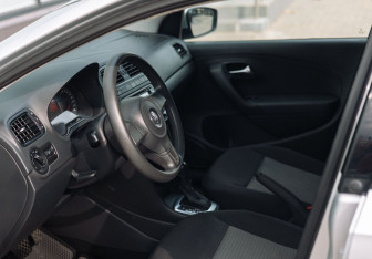 Подержанный автомобиль Volkswagen Polo Sedan 2012 года (9 фото)