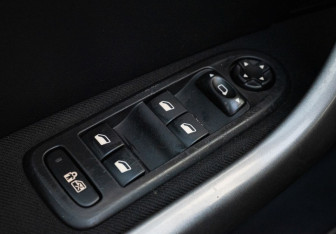 Подержанный автомобиль Peugeot 308 Hatchback 2012 года (15 фото)