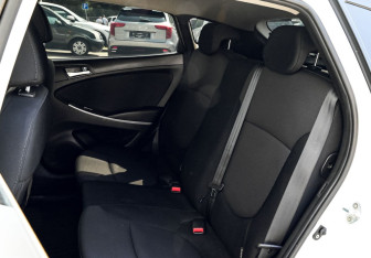 Подержанный автомобиль Hyundai Solaris Hatchback 2014 года (17 фото)