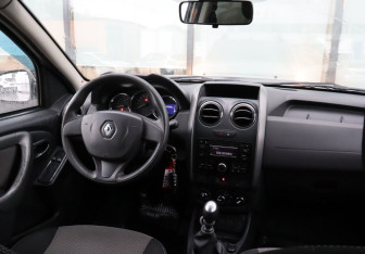 Подержанный автомобиль Renault Duster 2015 года (15 фото)