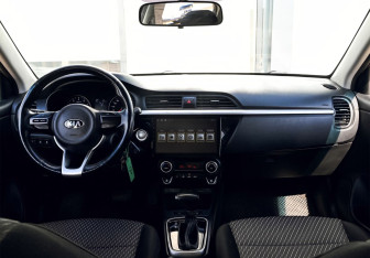 Подержанный автомобиль Kia Rio Sedan 2018 года (18 фото)