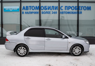 Подержанный автомобиль Mitsubishi Lancer Sedan 2004 года (6 фото)