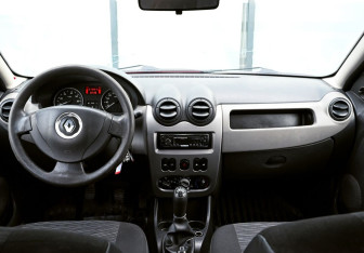 Подержанный автомобиль Renault Sandero 2011 года (15 фото)