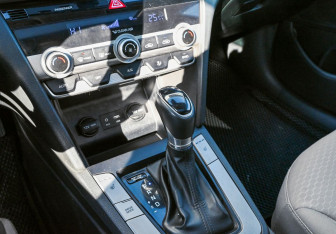 Подержанный автомобиль Hyundai Elantra Sedan 2019 года (10 фото)
