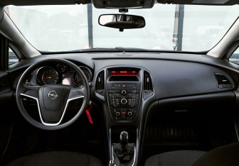 Подержанный автомобиль Opel Astra Wagon 2012 года (16 фото)