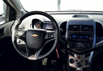 Подержанный автомобиль Chevrolet Aveo Sedan 2015 года (18 фото)