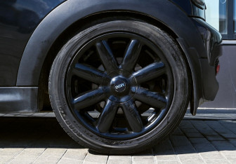 Подержанный автомобиль MINI Hatch 2006 года (17 фото)
