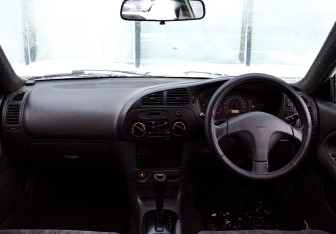 Подержанный автомобиль Mitsubishi Lancer Sedan 2000 года (13 фото)