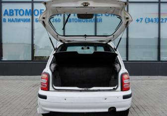 Подержанный автомобиль Nissan March Hatchback 2001 года (19 фото)