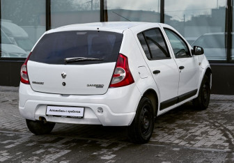 Подержанный автомобиль Renault Sandero 2011 года (5 фото)