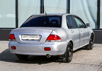 Подержанный автомобиль Mitsubishi Lancer Sedan 2004 года (5 фото)