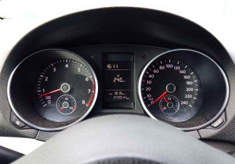 Подержанный автомобиль Volkswagen Golf Hatchback 2012 года (9 фото)