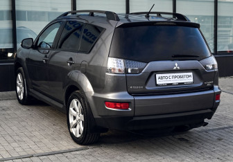 Подержанный автомобиль Mitsubishi Outlander 2012 года (3 фото)
