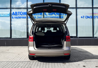 Подержанный автомобиль Volkswagen Touran 2012 года (18 фото)