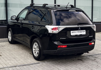 Подержанный автомобиль Mitsubishi Outlander 2013 года (3 фото)