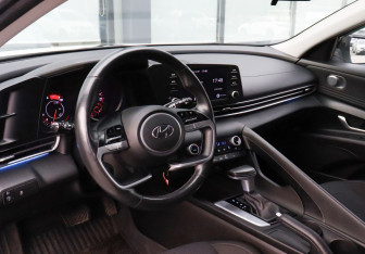Подержанный автомобиль Hyundai Elantra Sedan 2021 года (14 фото)
