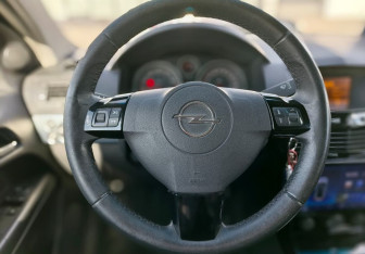 Подержанный автомобиль Opel Astra Hatchback 2008 года (12 фото)