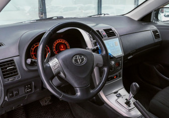 Подержанный автомобиль Toyota Corolla Sedan 2007 года (10 фото)