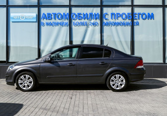 Подержанный автомобиль Opel Astra Sedan 2012 года (2 фото)