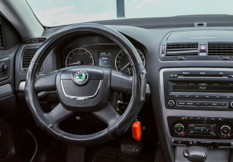 Подержанный автомобиль Skoda Octavia Liftback 2009 года (11 фото)