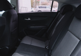 Подержанный автомобиль Kia Rio Hatchback 2018 года (17 фото)