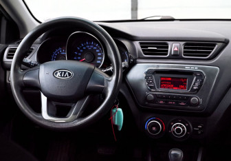 Подержанный автомобиль Kia Rio Sedan 2012 года (17 фото)