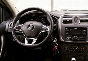 Подержанный автомобиль Renault Logan Sedan 2019 года (17 фото)