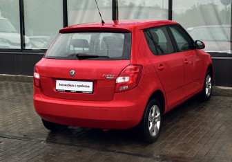 Подержанный автомобиль Skoda Fabia Hatchback 2010 года (5 фото)