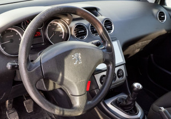 Подержанный автомобиль Peugeot 308 Hatchback 2010 года (10 фото)