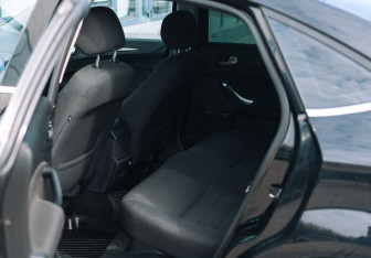 Подержанный автомобиль Ford Mondeo Liftback 2010 года (13 фото)