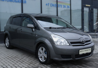 Подержанный автомобиль Toyota Corolla Verso 2006 года (7 фото)