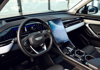 Подержанный автомобиль Geely Atlas 2024 года (15 фото)