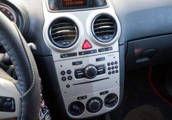 Подержанный автомобиль Opel Corsa 2008 года (15 фото)