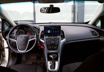 Подержанный автомобиль Opel Astra Sedan 2014 года (18 фото)