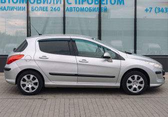 Подержанный автомобиль Peugeot 308 Hatchback 2010 года (6 фото)