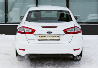 Подержанный автомобиль Ford Mondeo Liftback 2010 года (4 фото)