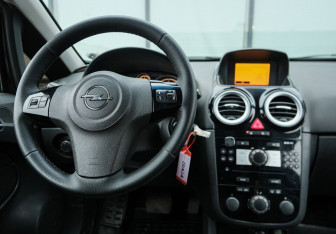 Подержанный автомобиль Opel Corsa 2008 года (10 фото)