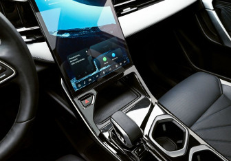 Подержанный автомобиль Geely Atlas 2024 года (9 фото)