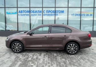 Подержанный автомобиль Volkswagen Jetta Sedan 2014 года (2 фото)