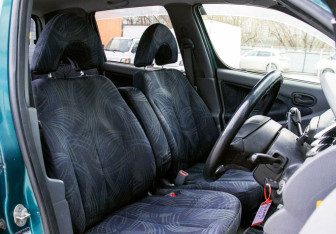 Подержанный автомобиль Daihatsu YRV 2001 года (13 фото)